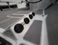 Gli argani sono tutti azionati elettricamente, con comandi a pedale su richiesta.