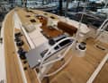 Le cockpit, qui répond aux normes actuelles, se caractérise par deux haubans en forme de "L". Le Swan 55 ne dispose pas de winches de drisse sur la descente.