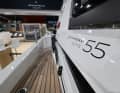 Comme toutes les nouveautés de ces quatre dernières années, le Jeanneau Yachts 55 est équipé de ponts latéraux accessibles en continu depuis le cockpit.