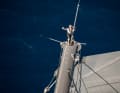 Was ein Ausguck! Eine Deckhand auf dem 75 Meter hohen Mast der 58-Meter-Slup „Ngoni“,  ebenfalls von Royal Huisman. Der Mast von Projekt Noir wird 18 Meter höher in den Himmel ragen.