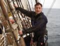 Y-Kollektiv-Autor Lukas Wiehler in der Takelage der „Gorch Fock“. Für seine Reportage wurde er Teil der Crew und segelte zwei Wochen lang mit, von den Azoren bis auf die schottischen Shetland-Inseln.