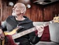 Mit Gitarre auf seiner "Capella"