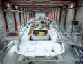 Fase finale dell'allestimento: Vitters lavora sul ketch "Maximus", lungo 59 metri, commissionato dall'armatore per la sua velocità e bellezza.
