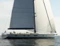 Frischer Wind. Der Freibord ist etwas niedriger, der Deckssprung ausgeprägter und sowohl Aufbau als auch Süll flacher als bei vorigen Maxi-Modellen von Swan