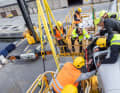 Il team tecnico aveva precedentemente installato le lamine sulla terraferma.