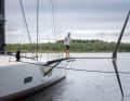 Promenade sur le foil tribord relevé - un membre de l'équipage du "Raven" vérifie le bras latéral et le profil d'aile du yacht