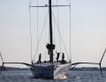 When raised, the wings almost triple the width of 7.40 metres. The chines extend all the way to the bow