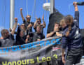 Marie Tabarly (r.) freut sich mit ihrer Crew