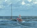 Die Seenotretter schleppen die havarierte Segelyacht aus dem Seegatt