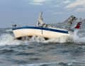 Nachdem eine Segelyacht vor Norderney auf einer Sandbank festgekommen ist, sind Kiel und Mast gebrochen. Das stark beschädigte Boot ist den Kräften der See schutzlos ausgesetzt