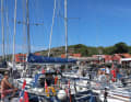 Päckchen sind selbstverständlich am Gästesteg von Nordkoster. Einige Crews kommen sogar in kleinen Gruppen mit mehreren Yachten