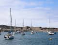 Im Schutz der Mole von Braye Harbour.
