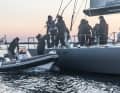 Willkommensgruß von der Wettfahrtleitung für die erste Yacht im Ziel. Wettfahrtleiterin Laura Kühlewind reicht kühle Getränke an Bord der "Ospa"