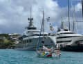 Ein harter Kontrast: Adam Waugh mit seiner „Little Wren“ vor Luxusyachten in der Karibik.