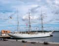 Die erste „Gorch Fock“ nach vollendeter Außensanierung 2024 in Stralsund