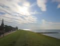 Der Deich zum IJsselmeer in Hindeloopen.