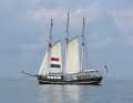 Traditionsschiff auf dem fast windstillen IJsselmeer.