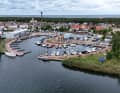 Porto Jachtowy Marina Dziwnów, con il Mar Baltico alle spalle.