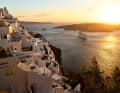 Le case vacanza e le navi da crociera ospitano la maggior parte degli ospiti di Santorini.