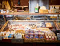 Lokale Spezialitäten in der Markthalle am Hafen.