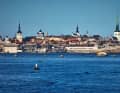 Tallinns Türme von seewärts gesehen.
