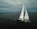 Die Class 40 kaufte er 2024. Sie hat bereits an großen Transatlantikrennen wie der Transat Jacques Vabre und der Route du Rhum teilgenommen.