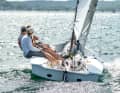 Wie schon bei der kleineren Melges 15 ist das Heckgeschlossen. So ist ein tieferes Cockpit möglich, dass mehr Platz für die Crew im Manöver bietet.