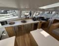 Clearly structured, beautifully built. View into the saloon of the Balance 580.