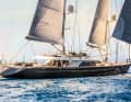 22. Seven: Die dritte Perini aus der Kategorie 60-Meter-Plus entstand für den italienischen Geschäftsmann Ennio Doris, der 2021 starb. Angeblich wurde die Yacht danach von der Familie verkauft. Das helle, familienfreundliche Interieur des 11,40 Meter breiten Ron-Holland-Risses gestaltete das Studio Dante O. Benini – mit besonderem Fokus auf dem Lichtkonzept. Unter Deck ist Platz für fünf Gästekabinen und eine neun- bis zehnköpfige Crew.