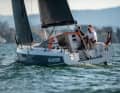 Hat was von Imoca oder Class 40. Der markante Dodger über dem Niedergang prägt die Optik. Das orange-graue Farbthema muss nicht zwingend sein. Der Käufer hat freie Wahl
