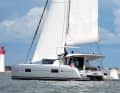 Lagoon 42: Mast positioned far aft for larger headsails, voluminous hulls, relatively inexpensive. The direct competitor to the Astréa comes from the largest catamaran shipyard in the world from the Beneteau Group