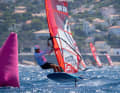 iQFoil-Windsurf-Weltmeister Sebastian Kördel surfte bei der olympischen Generalprobe vor Marseille auch ohne das geplatzte Finale auf den Silberrang