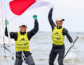 Die Japaner Keju Okada und Miho Yoshioka – bei der olympischen Testregatta vor Marseille noch von Malte und Anastasiya Winkel geschlagen – sind die neuen Weltmeister im 470er-Mixed
