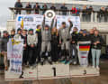 Die Rekordmeister vom NRV jubeln über Titel Nummer sieben seit 2013, Steuermann Tobias Schadewaldt streckt die Meisterschale in den Himmel. Flankiert werden die Sieger von den Vizemeistern vom Münchner Yacht-Club und den Saison-Dritten vom Mühlenberger Segel-Club