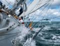 Acqua in marcia: nella regata intorno all'isola, tutte le vele sono ancora alzate a 7 Beaufort, il "GM IV" sta sbandando con forza nel mare.