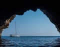Platz 24: Eingerahmt – Angela Grünwald. Natürliches Framing in Perfektion. Blick auf die Yacht und zeitgleich in die Ferne von einer der blauen Grotten auf Korfu
