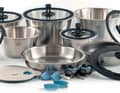 The complete set includes six saucepans, three frying pans with matching lids, removable sides and handles as well as a Frischalte lid and trivet