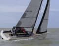 Le cockpit est ouvert vers l'arrière. Le cockpit allongé offre de la place pour trois ou quatre équipiers. L'écoute de grand-voile est manœuvrée directement sur la bôme.