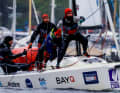 La prima delle tre giornate di campionato sul Wannsee è stata umida e fredda. Qui, l'equipaggio del Klub am Rupenhorn si fa strada attraverso ...