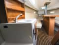 Sur le Viko S 21, on trouve tout ce qui est nécessaire sur un petit bateau de croisière. Le bloc pantry peut être complété par un réchaud.