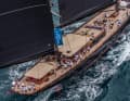 „Maximus“ segelte eine 50-köpfige Crew, die ...