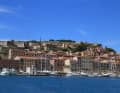 Le port de la ville est souvent occupé en haute saison