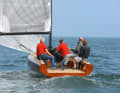 Flach, breit, edel: Ob allein oder mit Crew, das lange, offene Cockpit ermöglicht pures Segeln.