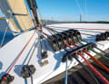 A simple design: Halyards and outhauls converge centrally in front of the companionway hatch on the cabin roof. Highly loaded lines are deflected via guide eyes to the winch of your choice