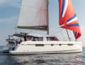 Nautitech 46 Open: Riesiges Cockpit, dafür ein kleineres Deckshaus. Die beiden Steuerstände sind achtern auf Decksniveau untergebracht. Kein Frontcockpit. Auch als Fly­bridge-Version mit Zentralrad.