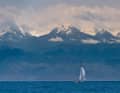 Platz 25: Eingekesselt – Carsten Bartsch. Kleine Yacht vor beeindruckender Bergkulisse. Der Yssykköl in Kirgistan ist ein riesiger Süßwassersee auf 1.600 m Höhe. Er ist eingerahmt von 5.000 m hohen Gebirgszügen
