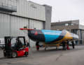 Hier wird Boris Herrmanns Boot Richtung Wasser gebracht