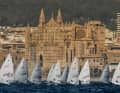 Tipico del Trofeo: la flotta Ilca davanti allo sfondo di un magnifico palazzo.