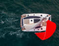Le catamaran mesure 12,10 mètres de long et 6,91 mètres de large.