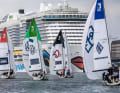 Typisch Sailing City Kiel: Dicke Pötte und Segelsport in einem Revier.